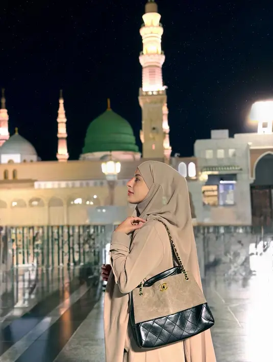 Tas Chanel Totebag seharga Rp137jutaan jadi tas Chanel lainnya dibawa Tasya selama perjalanan Umroh [@tasyafarasya]