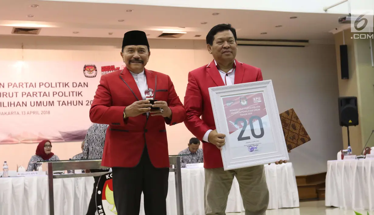 Ketua Umum PKPI, Hendropriyono (kiri) usai menerima nomor urut peserta Pemilu 2019 dalam rapat pleno terbuka di kantor KPU Pusat, Jumat (13/4). KPU telah menetapkan PKPI sebagai peserta Pemilu 2019. (Liputan6.com/Angga Yuniar)