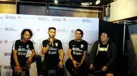 Vicky Nitinegoro (kedua dari kanan) dan juga Rochi Putiray (eks timnas/kiri)) gulirkan turnamen Nitro FC Cup (Liputan6.com/Defri Saefullah)