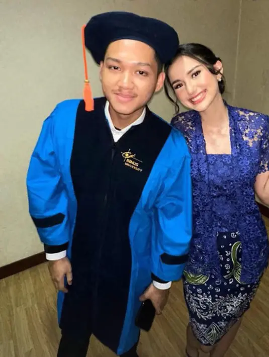 Sarah Menzel tampil cantik dalam balutan kebaya yang super simple berwarna biru [@ssarah_menzel]