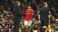 Mason Greenwood melihat ke arah Manajer Manchester United Ralf Rangnick setelah diganti pada menit ke-60 dalam laga Liga Inggris kontra Wolverhampton Wanderers di Old Trafford, Selasa (4/1/2022) dini hari WIB. (AP Foto / Dave Thompson)