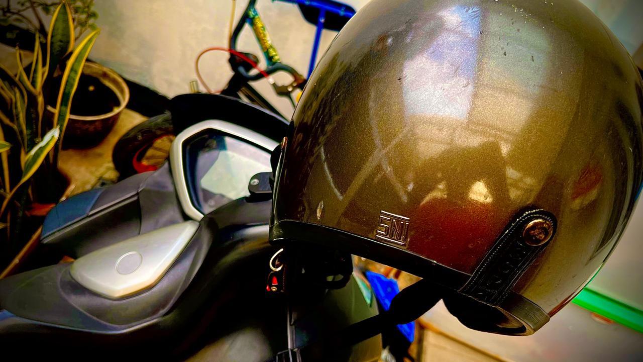 Ilustrasi sepeda motor dan helmnya.