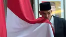 Jens Raven mencium bendera kebangsaan Indonesia saat pengambilan sumpah pewarganegaraan di Kanwil Kemenkumham DKI Jakarta, Cawang, Jakarta, Kamis (27/06/2024). (Dok. PSSI)