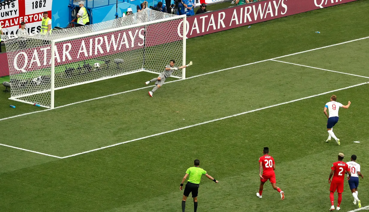 Penyerang Inggris Harry Kane mencetak gol ke gawang Panama lewat tendangan penalti pada pertandingan Piala Dunia 2018 di Nizhny Novgorod Stadium, Rusia (24/6). Pada pertandingan ini Inggris menang telak 6-1 atas Panama. (AP/Darko Bandic)