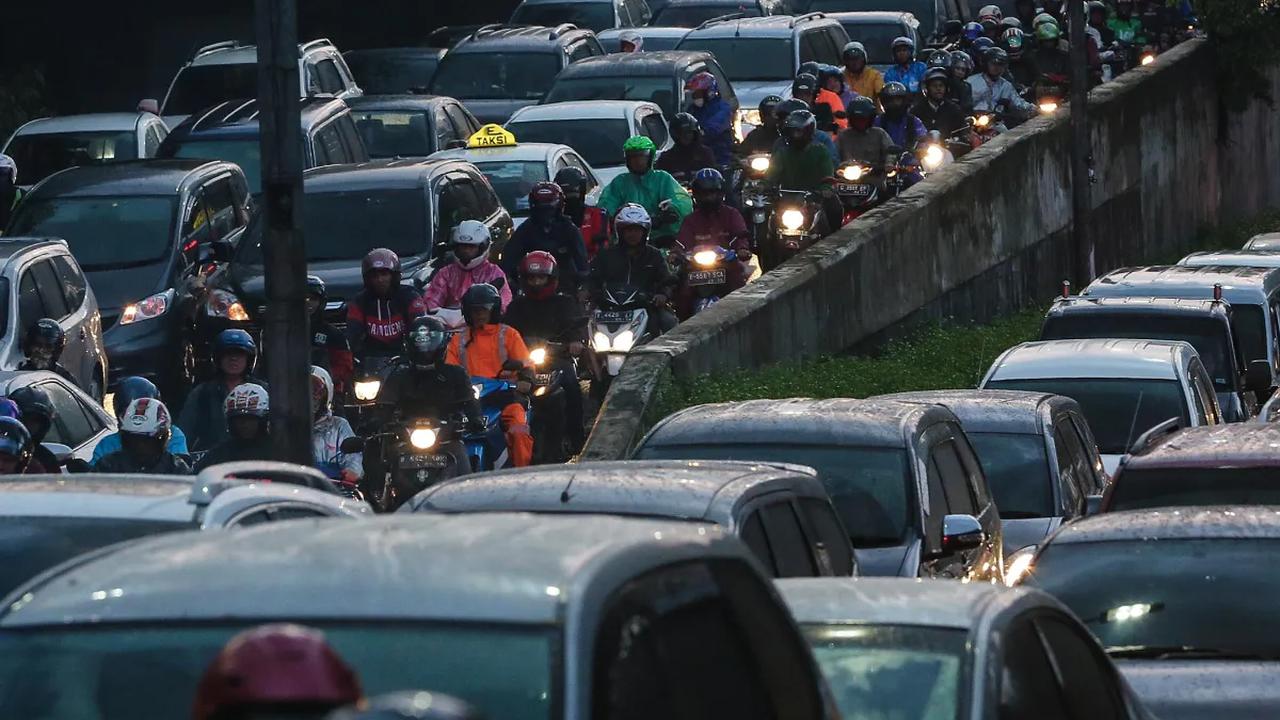 Adapun, Tangerang menempati urutan keenam kota dengan biaya hidup termahal mencapai Rp10,9 juta per bulan. Setelahnya, ada Bogor di peringkat ketujuh dengan nilai konsumsi sebesar Rp10,7 juta per bulan.<br>