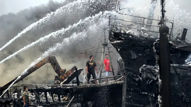 Asap Hitam Terus Mengepul dari Kebakaran Kapal di Pelabuhan Benoa