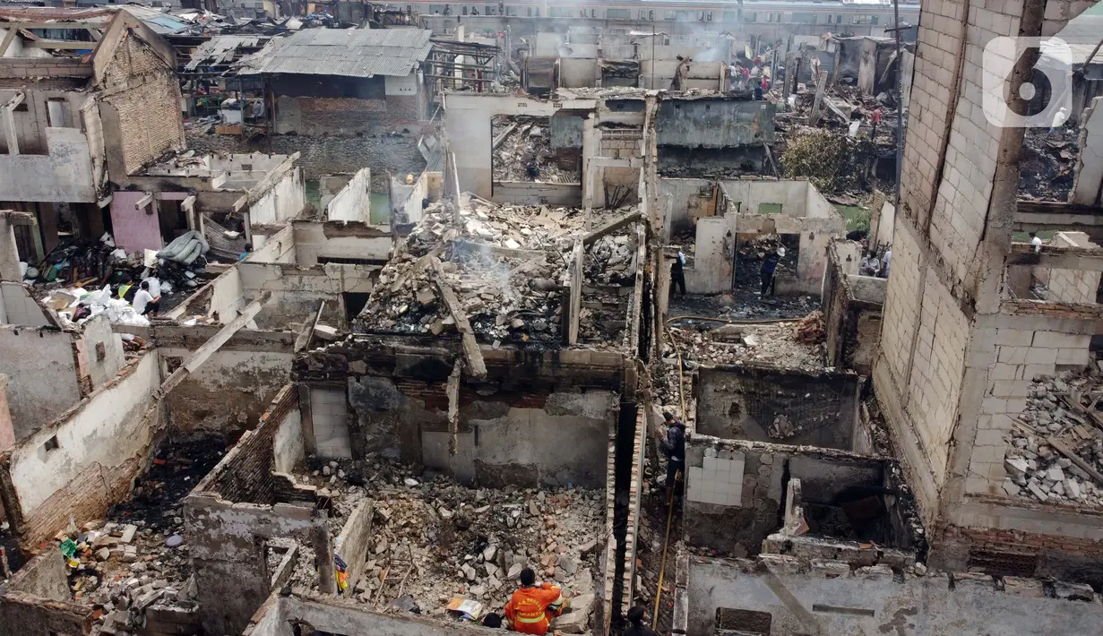 Foto udara kondisi pemukiman warga yang hangus terbakar di kawasan Duri Utara, Tambora, Jakarta, Rabu (12/8/2020). Kebakaran besar terjadi di kawasan padat penduduk di Jalan Duri Utara, Tambora, Jakarta Barat, Selasa (11/8) malam, diduga akibat korsleting listrik. (Liputan6.com/Helmi Fithriansyah)