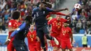 Bek Prancis, Samuel Umtiti, mencetak gol dengan tandukan kepalanya ke gawang Belgia pada laga semifinal Piala Dunia di Stadion St Petersburg, Selasa (10/7/2018). Prancis menang 1-0 atas Belgia. (AP/Natacha Pisarenko)