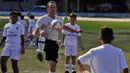 Legenda Real Madrid, Emilio Butragueno, memberikan pelatihan kepada anak-anak di Havana, Kuba, Rabu (16/11/2016). (AFP/Yamil Lage)