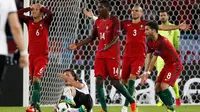 Sejumlah pemain Portugal melakukan protes saat pertandingan lanjutan piala Eropa 2016 grup F di Parc des Princes, Prancis, (19/6). Portugal bermain imbang 0-0 dengan Austria. (REUTERS/Christian Hartmann)