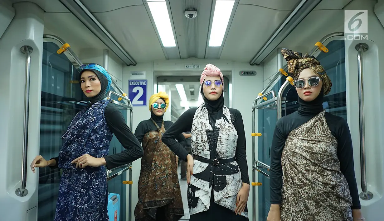 Model mengenakan kain batik dan tenun di kereta api bandara, Jakarta, Kamis (2/5/2019). Kegiatan tersebut diadakan dalam rangka menyambut kegembiraan datangnya bulan suci Ramadan. (Liputan6.com/Immanuel Antonius)