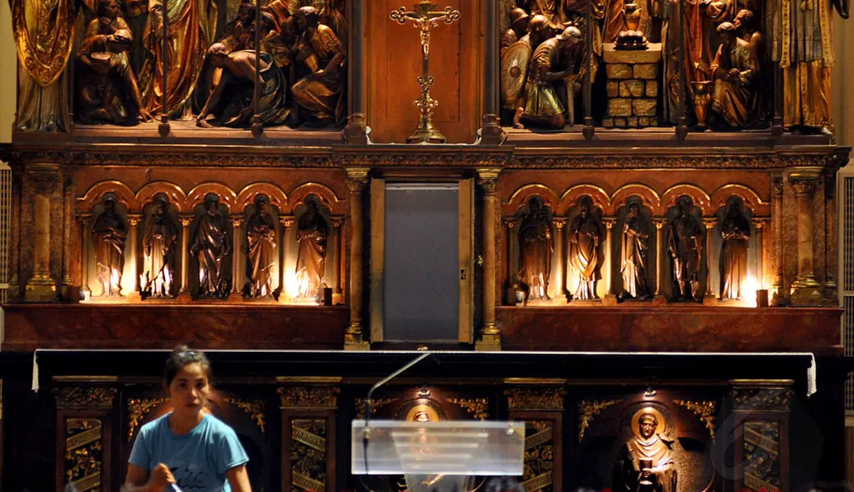 Petugas gereja Katedral terlihat membersihkan altar jelang Misa Malam Natal 2014 pada Rabu pagi (24/12/2014). (Liputan6.com/Miftahul Hayat)
