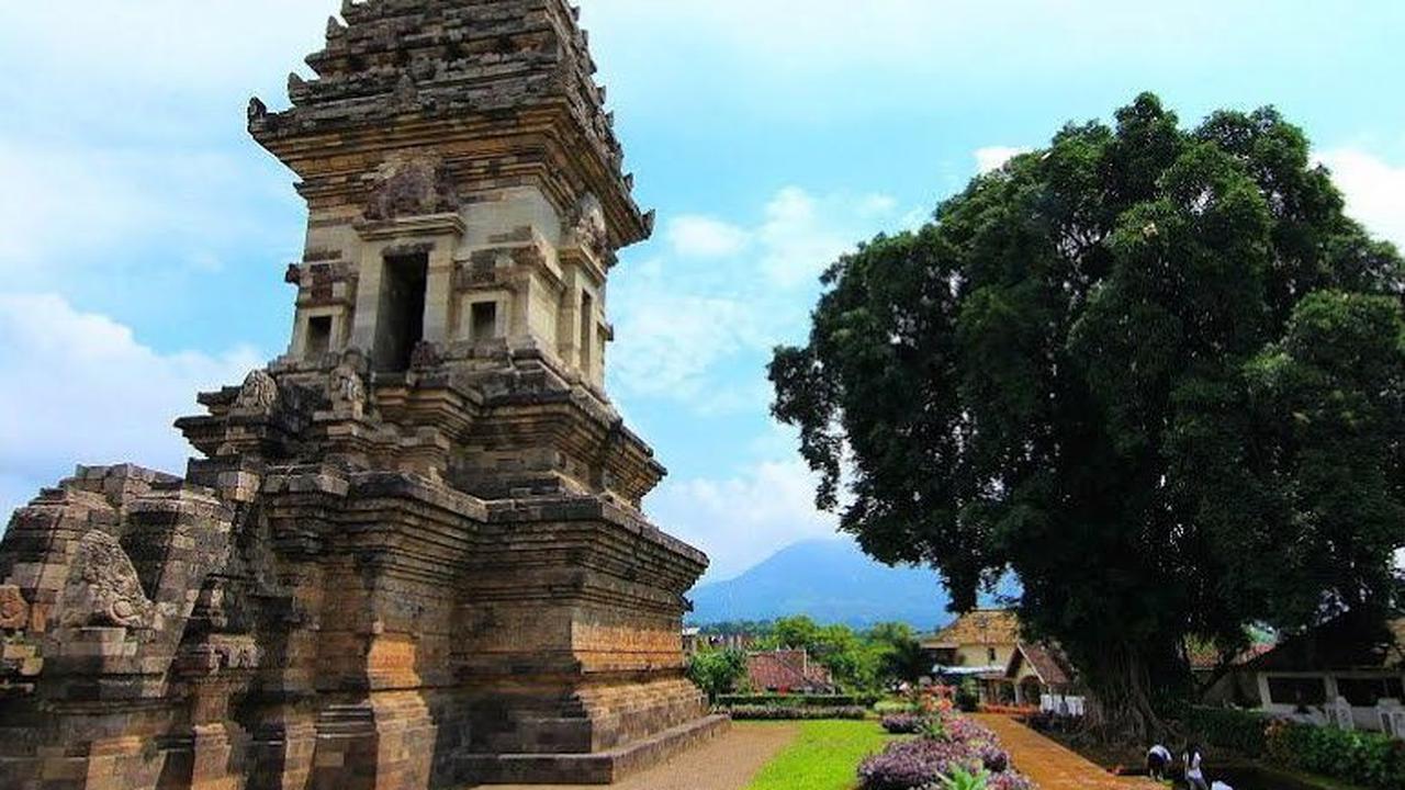 Candi Jawi berada di Desa Wates, Kecamatan Prigen, Kabupaten Pasuruan. Candi ini berada di ketinggian 285 mdpl. Kemegahan candi Jawi lebih nampak setelah pemugaran.