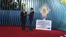 Presiden Joko Widodo atau Jokowi (kanan) menyambut Perdana Menteri Timor Timur Xanana Gusmao setibanya di lokasi KTT AIS Forum 2023 di Nusa Dua, Badung, Bali, Rabu (11/10/2023). (AP Photo/Firdia Lisnawati)