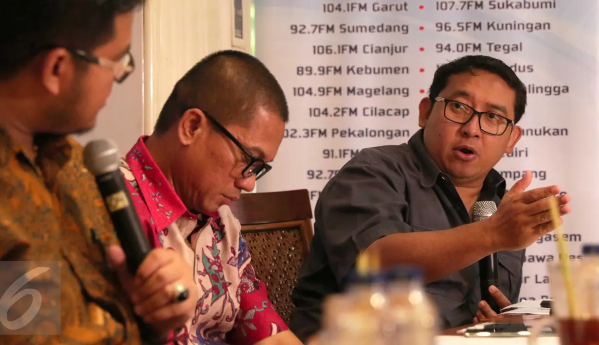 Wakil ketua DPR RI Fadli Zon (kanan) saat berdialog membahas Freeport di Warung Daun, Jakarta, Sabtu (12/12/2015). Diskusi tersebut membahas masalah kontrak Freeport yang dijadikan ajang politik dan kekuasaan. (Liputan6.com/Angga Yuniar)