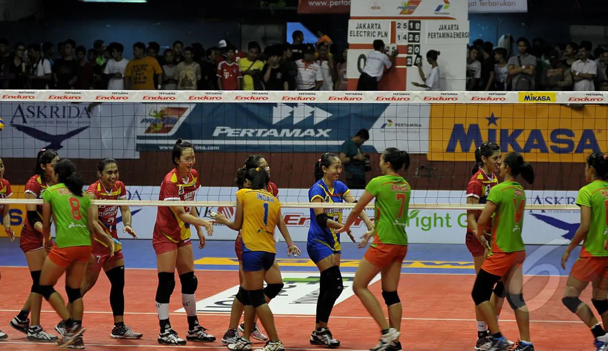 Para pemain putri Jakarta Pertamina Energi dan Jakarta Electric PLN bersalaman usai bertanding di Pertamina Proliga 2015, di Hall A Senayan, Jakarta, Minggu (21/3/2015). (Liputan6.com/Johan Tallo)