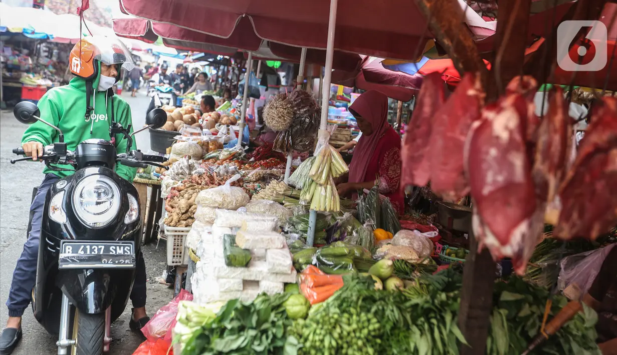 Aktivitas jual beli di Pasar Tradisional Kebayoran, Jakarta Selatan, Senin, (5/9/2022). Harga sembako berpotensi naik lantaran biaya logistik semakin mahal menyusul kenaikan harga bahan bakar minyak (BBM) yang secara resmi diumumkan beberapa waktu lalu. (Liputan6.com/Johan Tallo)