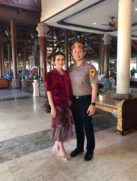 Tak jarang, Kadek Devie juga tampil elegan dengan kebaya seragam bernuansa modern. Seperti terlihat di foto ini, berpose bersama suaminya, Kadek Devie mengenakan kebaya velvet merah, dipadu dengan kain batik bernuansa senada. [Foto: Instagram/kddevie]