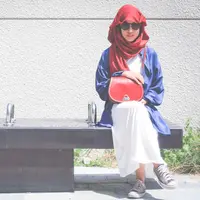 Hijab dengan sneakers. (via: istimewa)