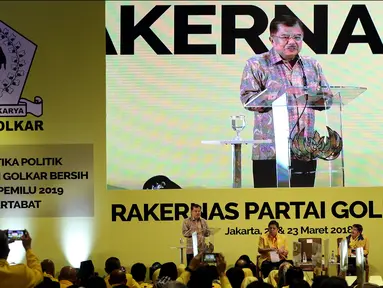 Wapres Jusuf Kalla atau JK memberi sambutan dalam Rakernas Partai Golkar di Jakarta, Kamis (22/3). JK memberi pengarahan kepada seluruh kader Partai Golkar. (Liputan6.com/JohanTallo)