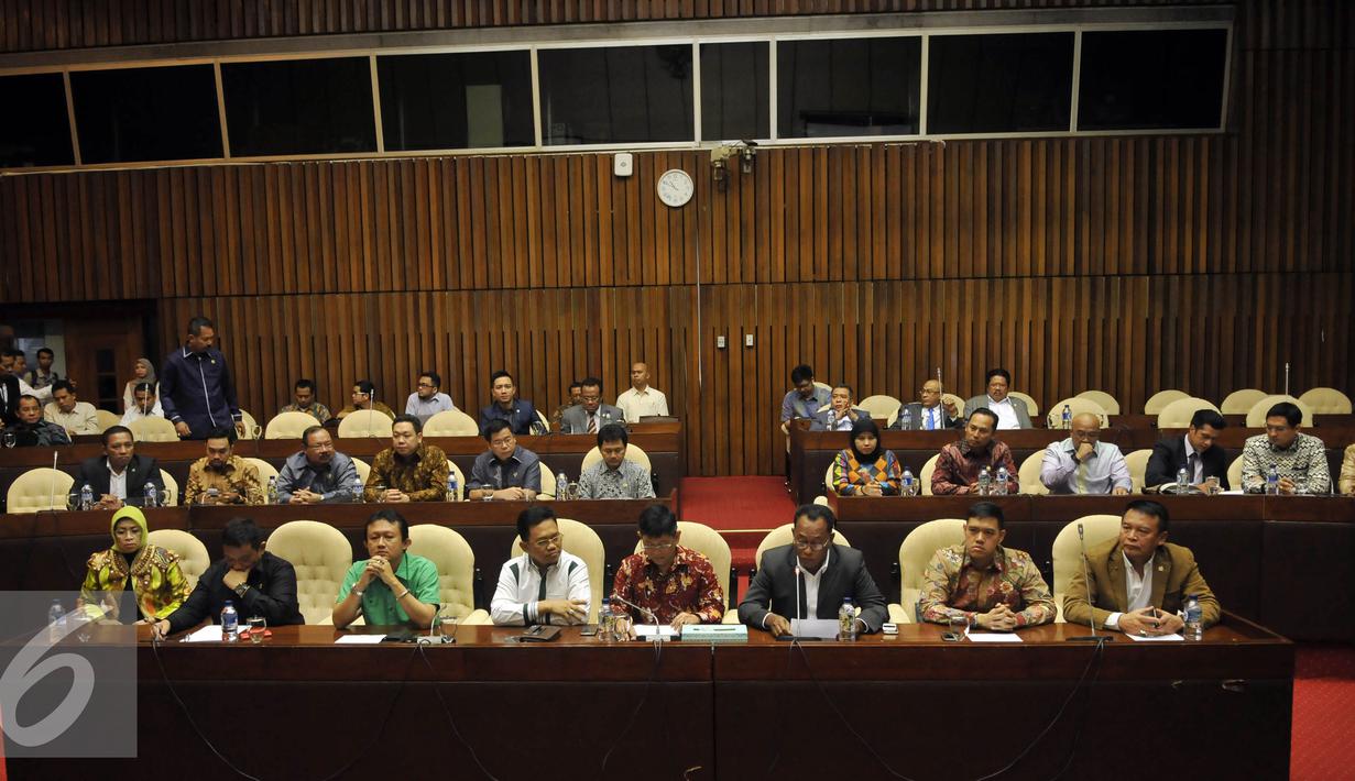 Anggota DPR Lintas Fraksi memakai Pita Hitam bertuliskan "Save DPR" dan mendeklarasikan untuk menyelamatkan Kehormatan DPR, meminta Setya Novanto Turun Dari Jabatannya, Jakarta, Selasa (15/12). (Liputan6.com/Johan Tallo)