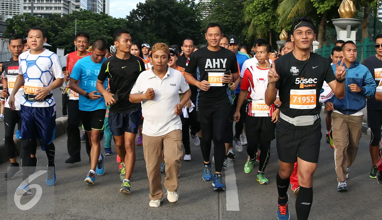 Calon Gubernur DKI Jakarta Agus Harimurti Yudhoyono mengikuti kompetisi lari di Car Free Day (CFD), Senayan, Minggu (2/10). Presiden ke-6 RI, Susilo Bambang Yudhoyono dan Ani Yudhoyono ikut hadir menyapa warga Jakarta saat CFD. (Liputan6.com/Johan Tallo)
