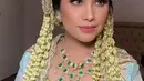 Disempurnakan juga dengan pulasan makeup flawless karya MUA langganannya, @barry_irawan.  [@barry_irawan].