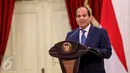 Presiden Mesir Abdel Fattah Al Sisi memberikan keterangan pers di Istana Merdeka, Jakarta, Jumat (4/9/2015). Kunjungan Al Sisi untuk mengadakan kerjasama ekonomi dengan Indonesia. (Liputan6.com/Faizal Fanani)