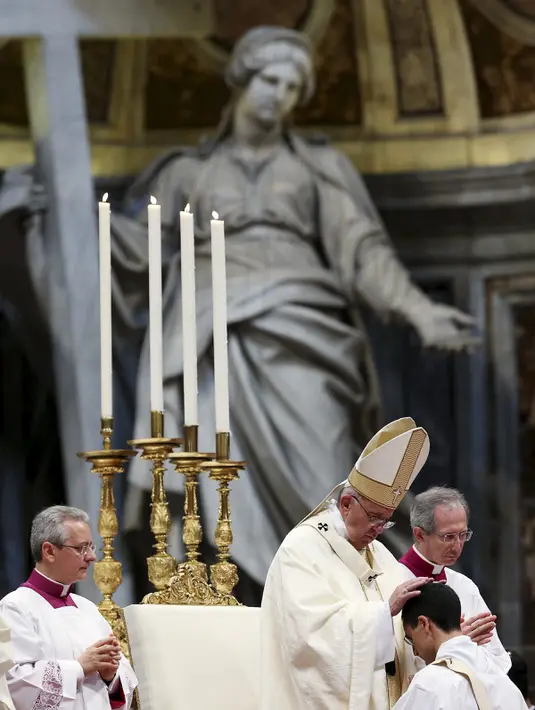 Paus Francis menahbiskan seorang imam baru di Basilika Santo Petrus, Vatikan, 17 April, 2016. Prosesi tersebut berjalan sakral dan khidmat.  (REUTERS / Alessandro Bianchi)