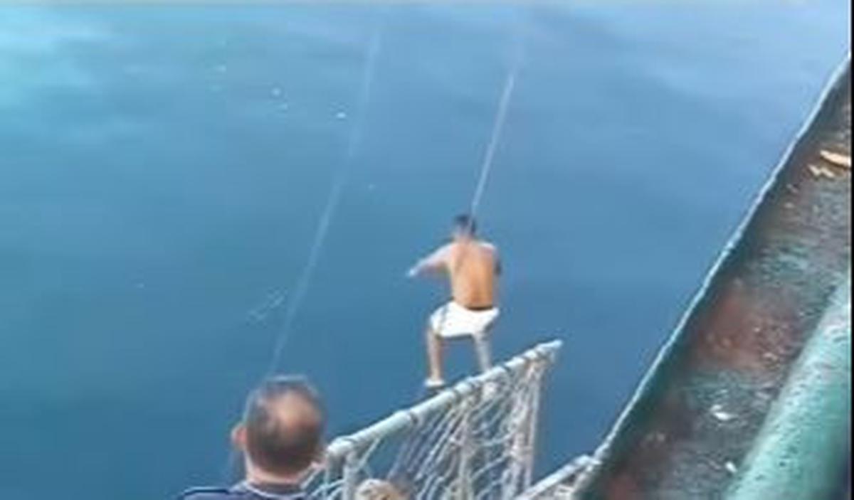 Pria bertelanjang dada dengan sigap lompat ke air laut dan berenang hingga menyelamatkan penumpang.&nbsp;