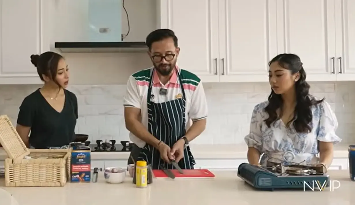 Sebelum mulai, Nikita juga minta dijelaskan terkait fungsi tiga pisau. Chef Norman lantas menjelaskan satu persatu kegunaan pisau yang ada di rumah adik Nikita. [Youtube/Nikita Willy Official]