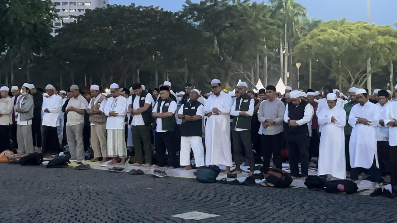 Massa Reuni 212 Mulai Berdatangan di Monas, Awali Kegiatan dengan Salat Maghrib Berjemaah