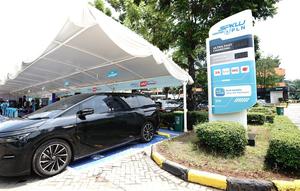 Suasana SPKLU Center PLN di Rest Area KM 10.6 Jagorawi yang dilengkapi fasilitas Ultra Fast Charging beroperasi&nbsp;24&nbsp;jam. (Dok PLN)