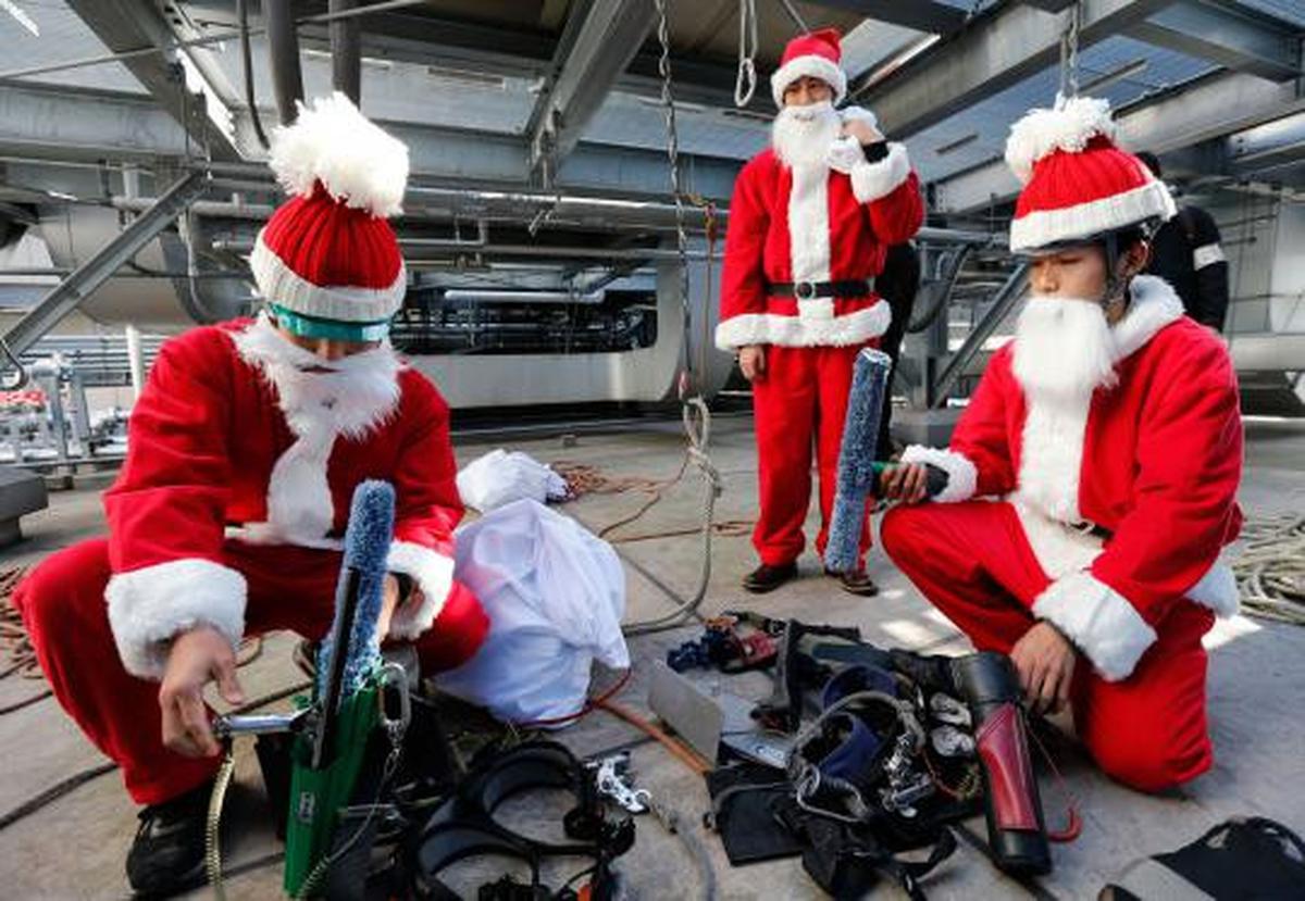 Santa Claus jadi petugas pembersih kaca gedung