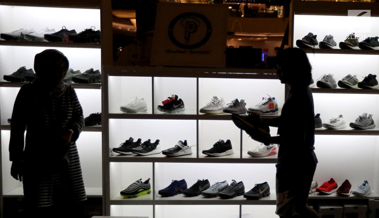 Foto Ada Sneaker Metallica Jokowi Di Bazar Sepatu Kemang Bisnis Liputan6 Com