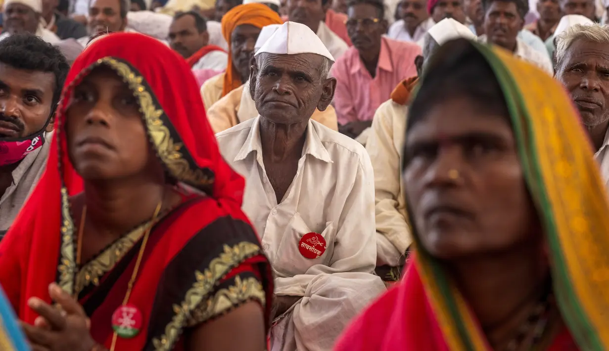 Petani mendengarkan pembicara saat protes solidaritas dengan petani, di Mumbai, India, Minggu (28/11/2021). Kelompok tani menunggu undang-undang pertanian yang kontroversial untuk secara resmi ditarik selama sesi parlemen yang dijadwalkan akan dimulai Senin. (AP Photo/Rafiq Maqbool)