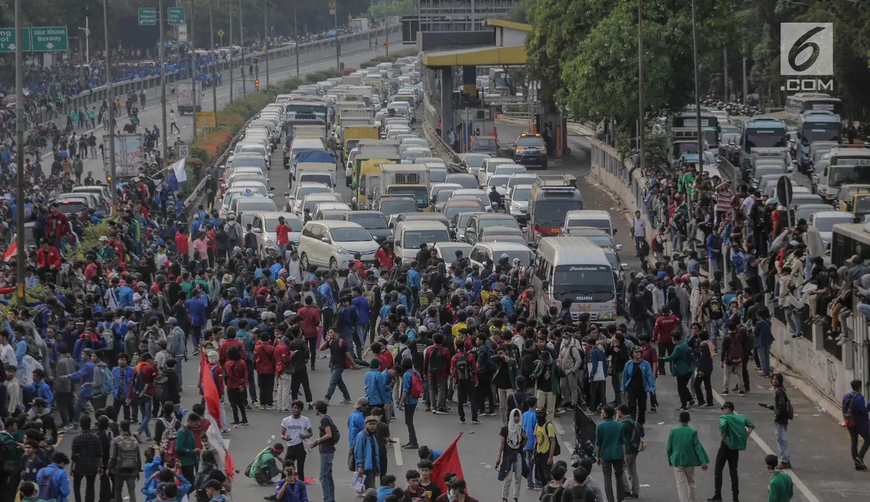Massa mahasiswa memblokade Tol Dalam Kota saat berunjuk rasa di depan Gedung DPR/ MPR RI, Jakarta, Selasa (24/9/2019). Unjuk rasa menuntut penolakan atas pengesahan sejumlah RUU kontroversial tersebut diwarnai aksi bakar sejumlah kardus di tol dalam kota. (Liputan6.com/Faizal Fanani)