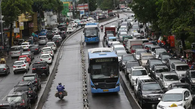 Pejaten Tergenang Banjir, Kemacetan Mengular Hingga ke Jalan Warung Buncit