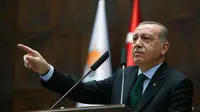 Presiden Turki Recep Tayyip Erdogan memberi keterangan saat menggelar pertemuan di Ankara, Turki (5/12). Karena kebijakan Trump soal Yerusalem, Erdogan akan memutus semua hubungan diplomatik dengan Israel. (Yasin Bulbul / Pool via AP)