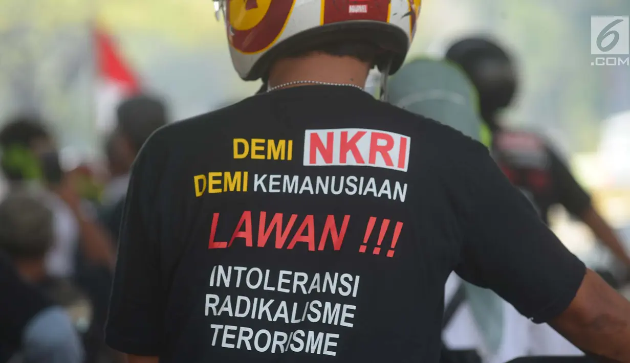 Seorang warga mengenakan kaus yang bertuliskan "Lawan Intoleransi, Radikalisme dan Terorisme" saat akan menghadiri Rembuk Nasional Aktivis 98 di JIExpo Kemayoran, Jakarta, Jakarta, Sabtu (7/7). (Merdeka.com/Imam Buhori)