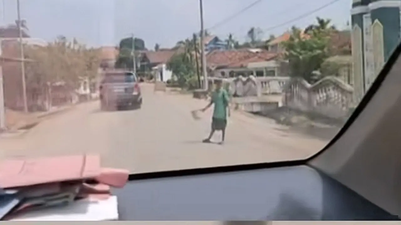 Tangkapan layar rekaman video warga memperlihatkan aksi pungli dilakukan oleh seorang pemuda di Lampung Tengah.
