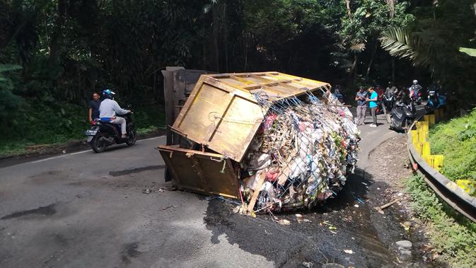 Momen Truk Milik Pemkab Sukabumi Kelebihan Muatan Sampah Terguling di Tanjakan