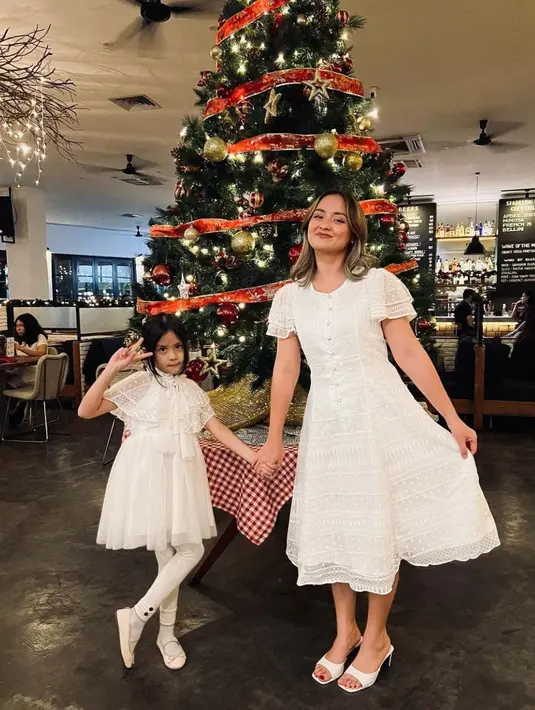 Tak sedikit netizen memuji kecantikannya. Mereka juga menyebut ibu empat anak ini terlihat lebih fresh seperti ABG [instagram/joannalexandra]