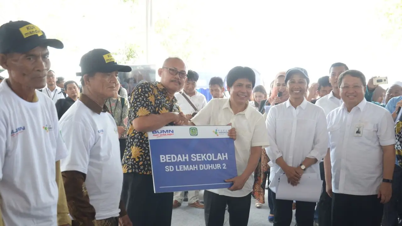 Menteri BUMN Rini Soemarno saat kunjungan kerja ke Desa Lemah Duhur, Kecamatan Tempuran Kabupaten Karawang. (Dok Kementerian BUMN)