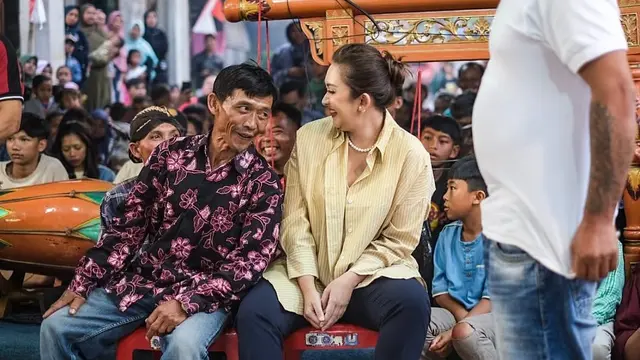 Gaya Nafa Urbach saat ‘Blusukan’ ke Dapil 6