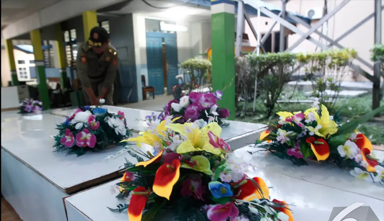 Petugas dari tim SAR tengah mempersiapkan peti jenazah untuk penumpang AirAsia QZ8501 di RSUD Sultan Imanuddin, Pangkalan Bun, Kalimantan Tengah. (Liputan6.com/Herman Zakharia)