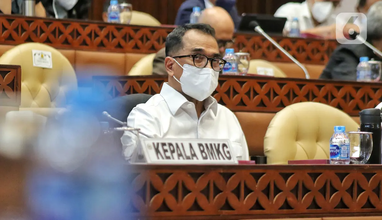 Menteri Perhubungan Budi Karya Sumadi mengikuti rapat kerja dengan Komisi V DPR di Kompleks Parlemen, Senayan, Jakarta, Selasa (13/12/2022). Rapat tesebut membahas kesiapan infrastruktur dan transportasi terkait Libur Natal 2022 dan Tahun Baru 2023. (Liputan6.com/Angga Yuniar)