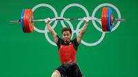 Eko Yuli Irawan memulai Snatch dengan angkatan 142 kg. Dia dengan mudah menaklukkan angkatan pada kesempatan pertama ini. (AP Photo/Mike Groll)