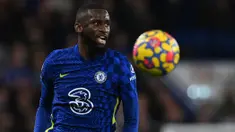 Antonio Rudiger telah memutuskan untuk meninggalkan Stamford Bridge pada bursa transfer Juni 2022 mendatang. Bek tengah andalan Chelsea tersebut diisukan akan berlabuh ke Real Madrid. Tak ingin memiliki kelemahan di lini belakang The Blues, Thomas Tuchel tentu harus menyiapkan penggantinya. Berikut 5 pemain yang bisa jadi opsi untuk menggantikan Rudiger di Chelsea. (AFP/Glyn Kirk)