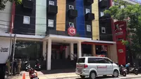 Petugas dari Dinas Kesehatan Kota Ambon berada di Hotel Amaris Kota Ambon, diduga hotel ini tempat nginapnya pasien 01 Covid-19. Senin 23 Maret 2020